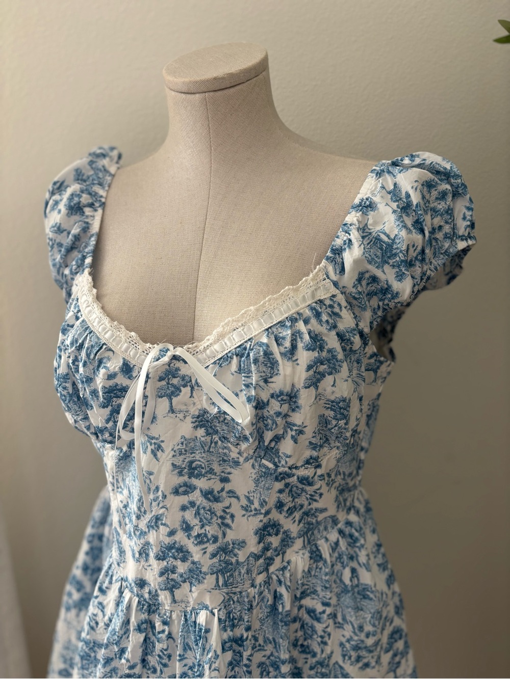 Mixed Thread Blue Floral Puff-Sleeve Dress - Picture 2 of 6